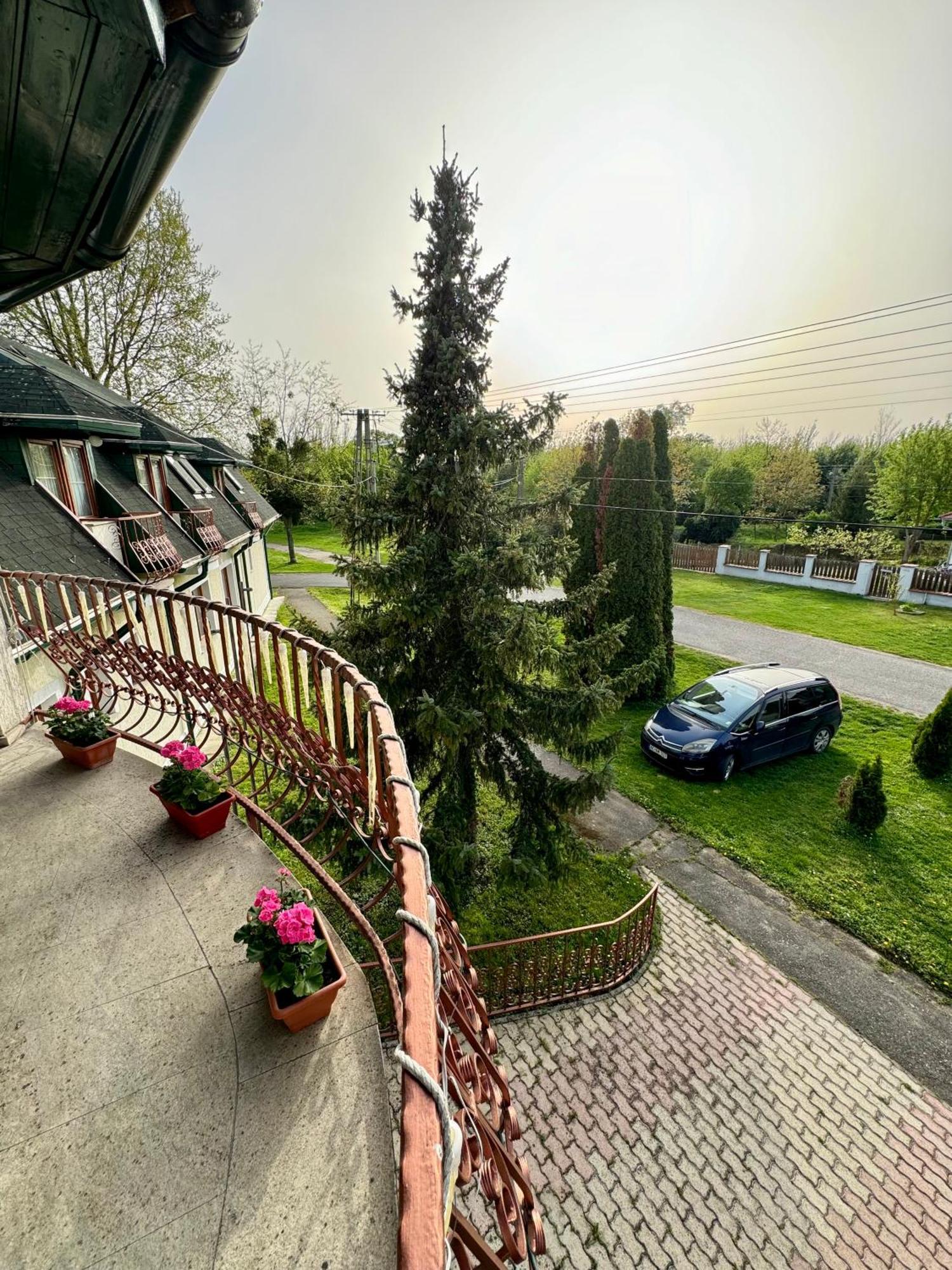 Eden Panzio Aparthotel Bük Exteriör bild