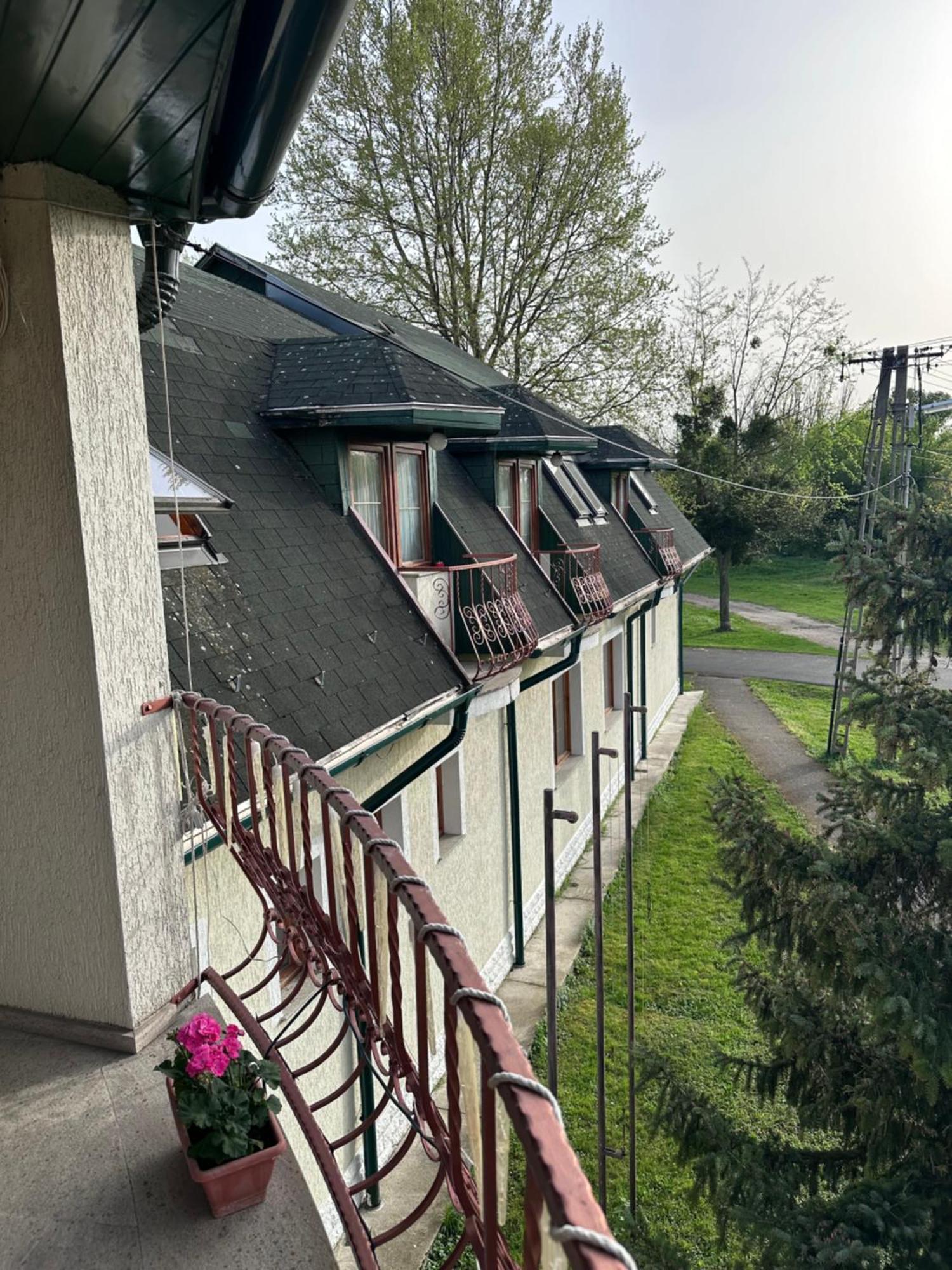 Eden Panzio Aparthotel Bük Exteriör bild